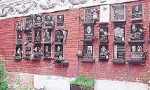 화장 묘의 사진